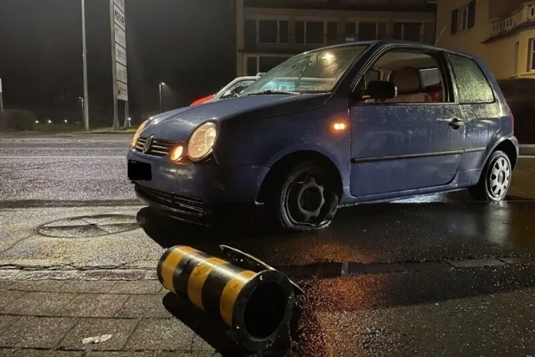 Triesen FL - Inselschutzpfosten bei Unfall aus der Verankerung gerissen