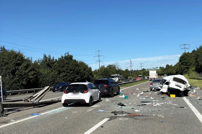 A14 Buchrain – Unfall auf der Autobahn fordert ein Todesopfer und acht Verletzte 