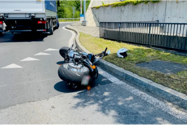 Altdorf UR - Motorradfahrer bei Kollision durch LKW verletzt