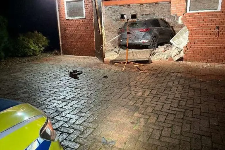 Uthlede NI – BMW rammt Garage mit Pkw und flüchtet