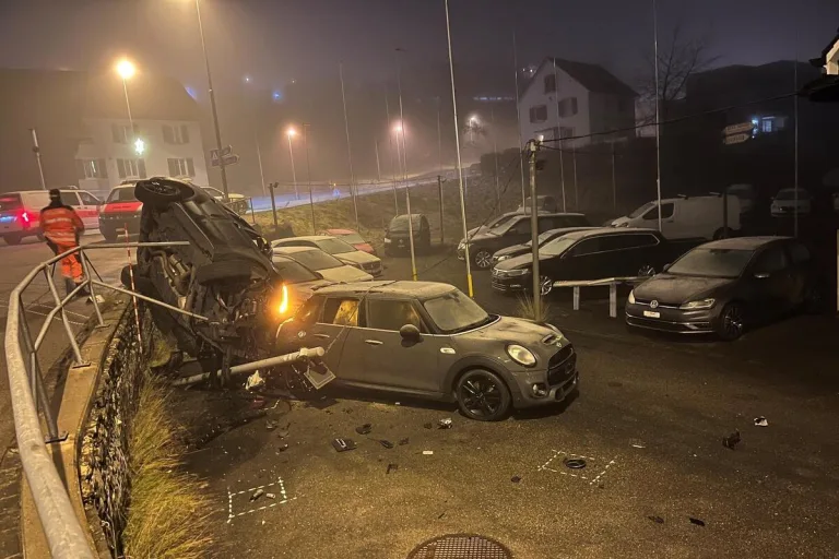 Unfall in Birmensdorf ZH - Zaun mit einem Auto durchbrochen 