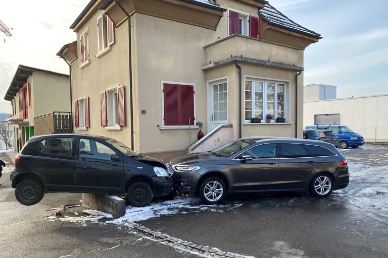 Bremgarten AG – Seniorin prallt gegen Auto