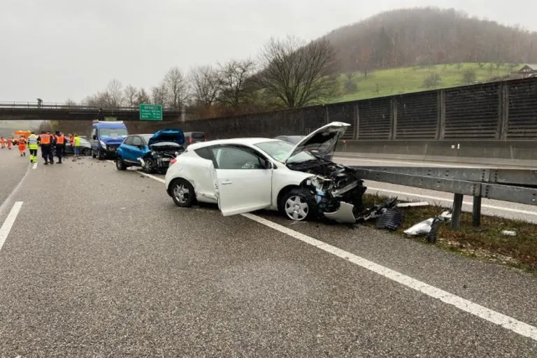 Zunzgen BL - Folgeunfall mit fünf involvierten Fahrzeugen