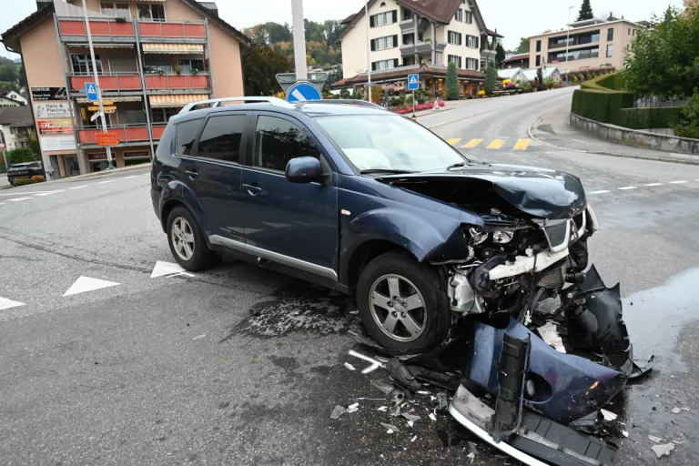 Uznach SG – Kollision zwischen zwei Autos