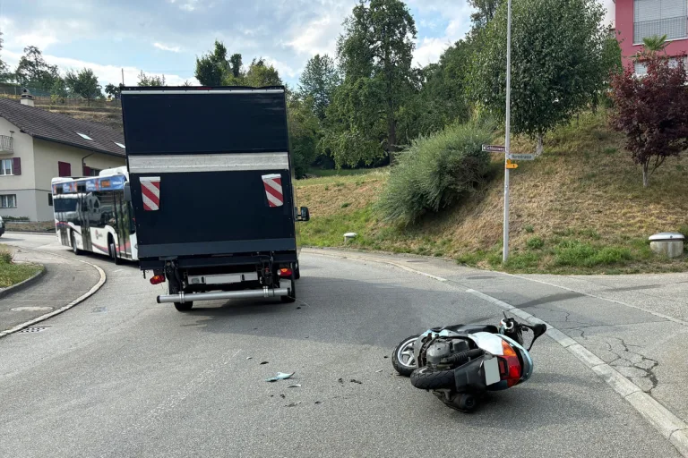 Altbüron LU – Rollerfahrer (16) bei Unfall mit Lieferwagen verletzt