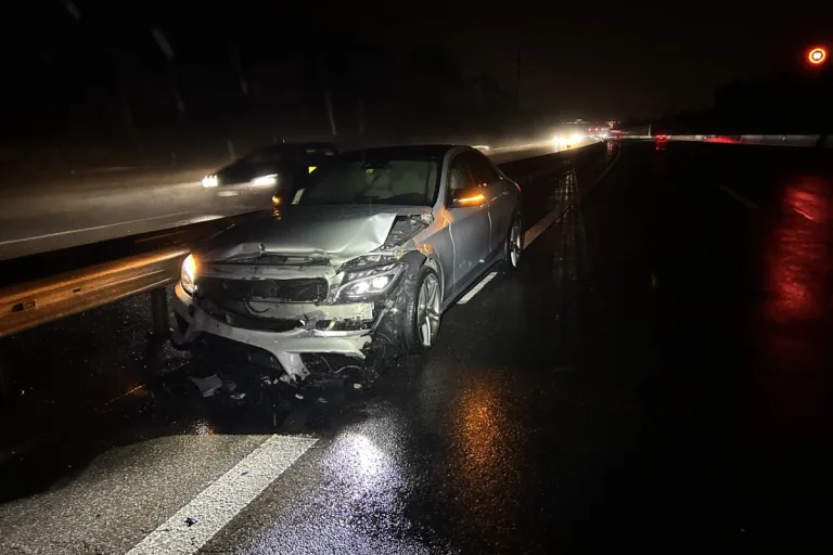 Unfall in Würenlos AG  - 19-Jähriger baut auf der A1 mit einem Mercedes C400 AMG einen Totalschaden