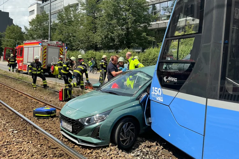 München – Autofahrerin nach Kollision mit Tram schwer verletzt
