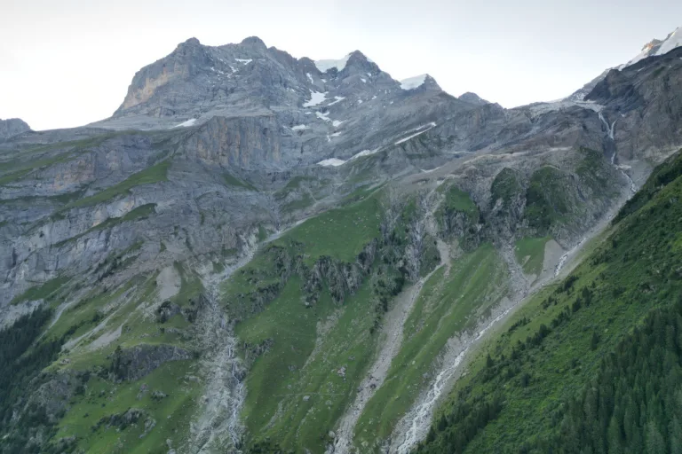 Stechelberg BE - Basejumper kollidiert tödlich mit einem Gelände