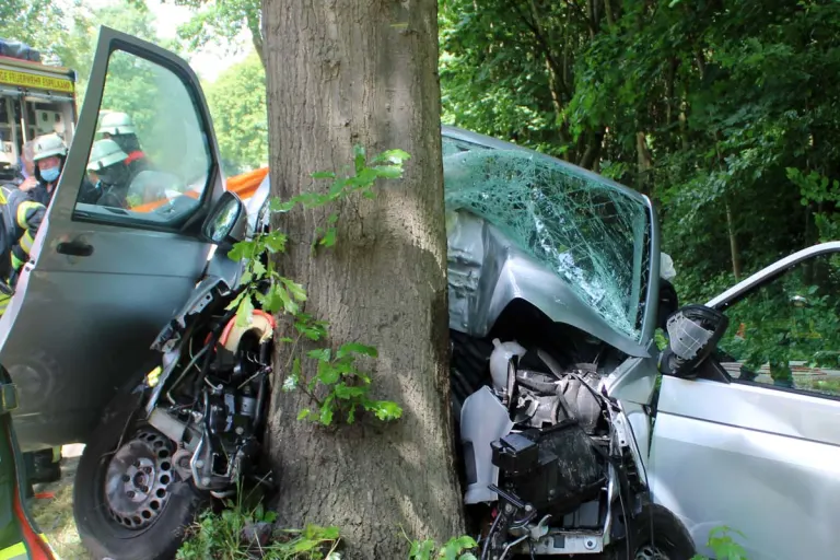 Espelkamp - Frau kracht frontal gegen Baum