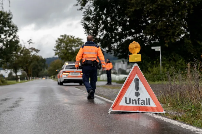 Steinach SG – Rennradfahrer prallt bei Unfall in Traktor-Anhänger