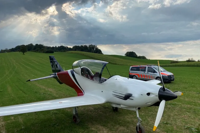 Adligenswil LU - Kleinflugzeug mit Notlandung auf dem Feld