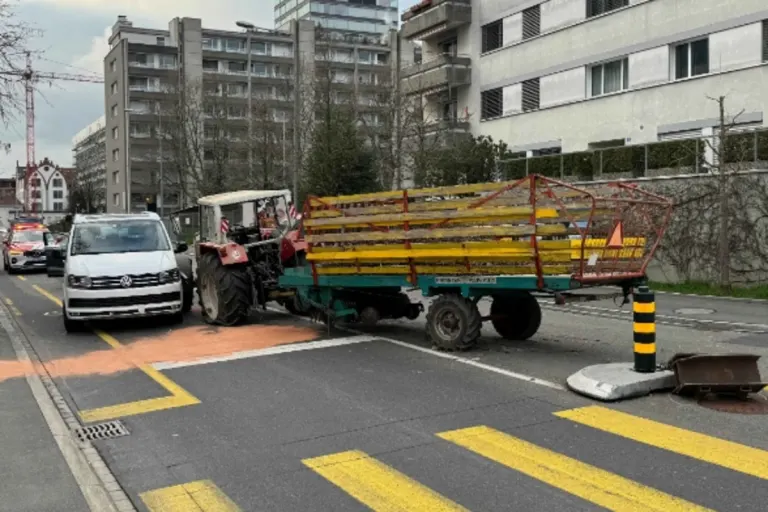 Unfall in Zug - Traktor prallt gegen ein Auto