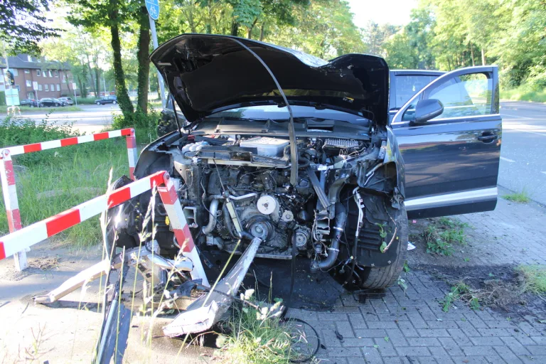 Hamm-Bockum-Hövel - Audi Q7 kollidiert mit zwei Straßenlaternen - Fahrer flüchtig