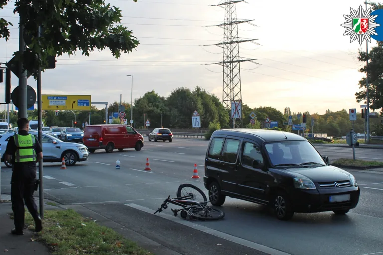 Oberhausen NW – E-Bike-Fahrer (25) bei Unfall mit Pkw verletzt