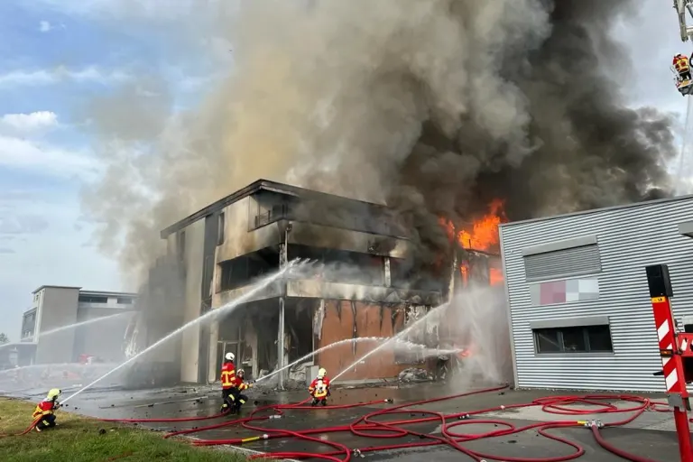 Rebstein SG - Grossbrand in Industriegebiet verursacht Millionenschaden