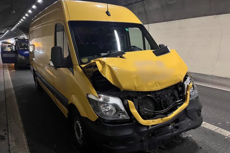 Eschenbach SG – Auffahrkollision zwischen drei Lieferwagen und einem Auto