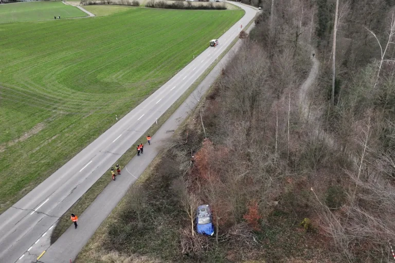 Dietlikon ZH - Alte Winterthurerstrasse musste wegen Unfall eines Sportwagens gesperrt werden - Fahrer verhaftet