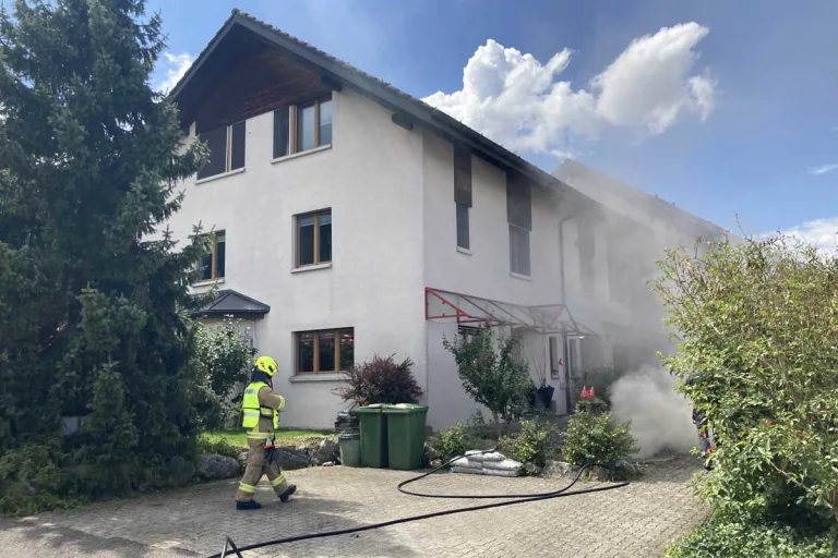 Buttikon SZ - Aschenrückstände in Brand geraten