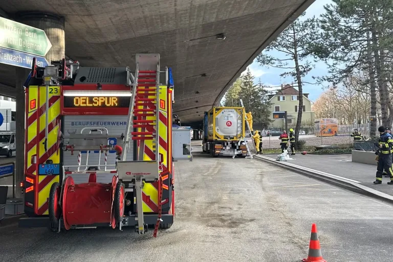 Basel – Lastwagen verliert bei Fahrt Frittieröl