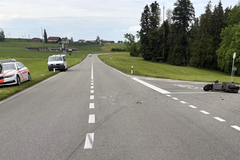 Wittenbach SG – Rollerfahrer nach Unfall ins Spital gebracht