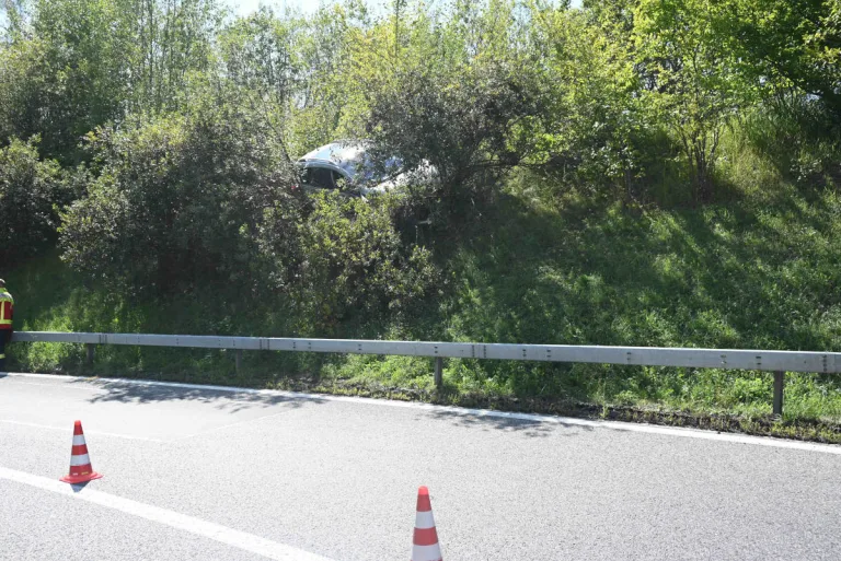 Neuhaus SG – Autofahrerin landet alkoholisiert auf Wiesenbord