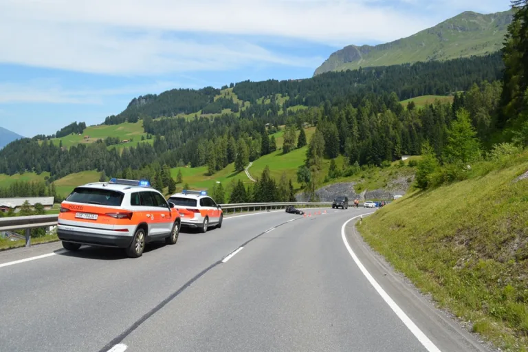 Unfall bei Überholmanöver in Churwalden GR – Motorradfahrer verletzt