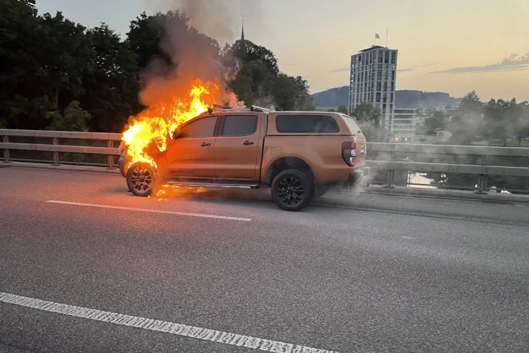 Wil SG – Fahrzeug gerät in Brand