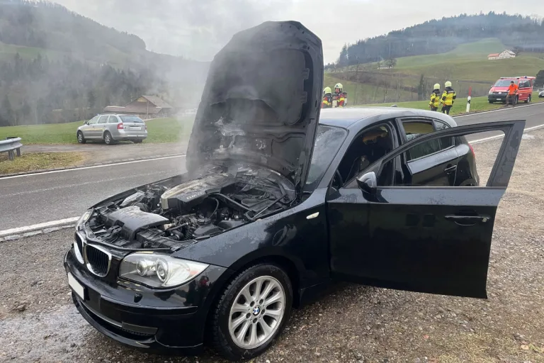 Dietfurt SG – Brand eines Fahrzeugs auf einem Ausstellungsplatz
