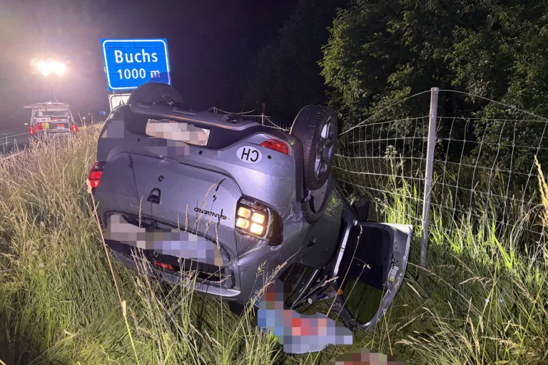 Buchs SG – Auto überschlägt sich auf der A13