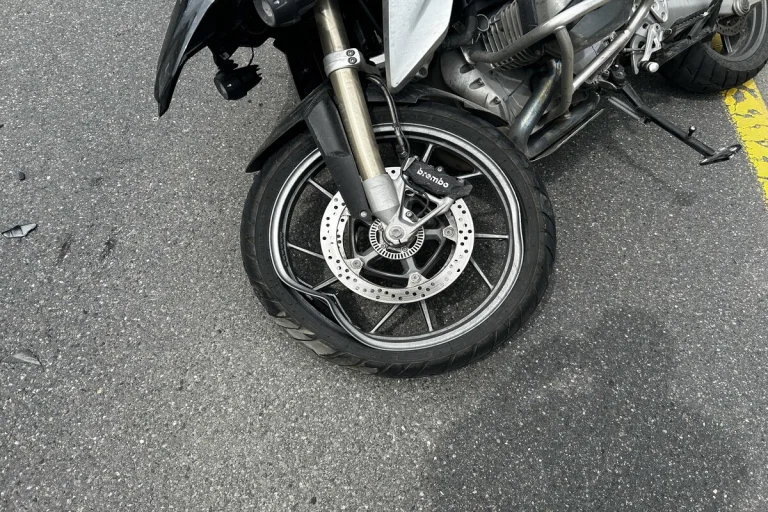 Verkehrsunfall mit verletztem Motorradfahrer in Seon AG 