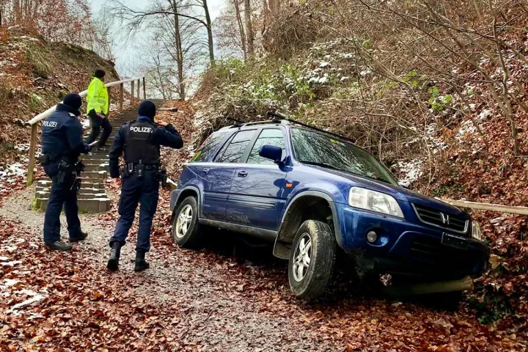 Winterthur ZH –  Auto auf Treppe stecken geblieben
