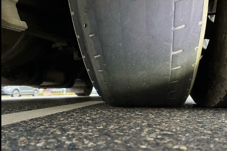 Düren – Lkw wegen massiv beschädigter Bereifung gestoppt