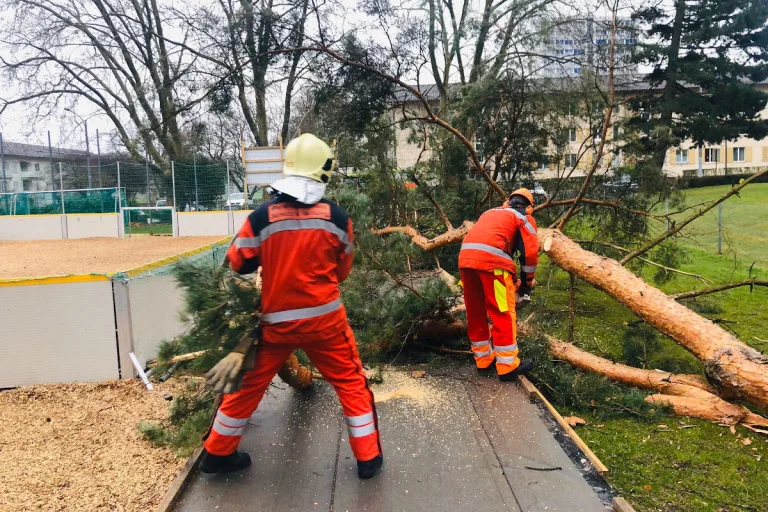 Zürich – Mehrere Brände und Sturm «Luis» forderten die Feuerwehr
