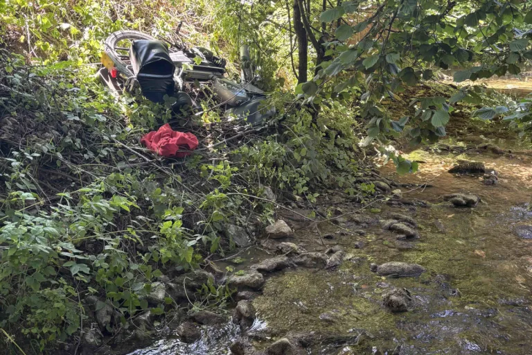 Ueken AG – Töfflifahrer landet nach Unfall im Bachbett