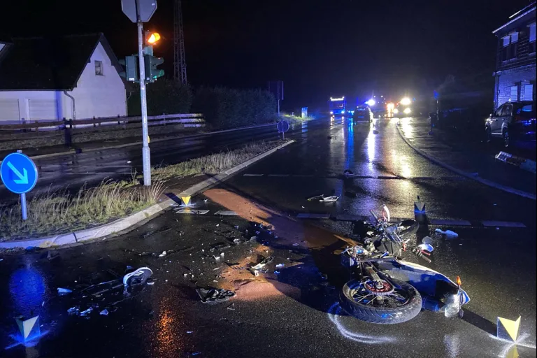 Simmerath NW – Motorradfahrer bei Kreuzungsunfall schwer verletzt