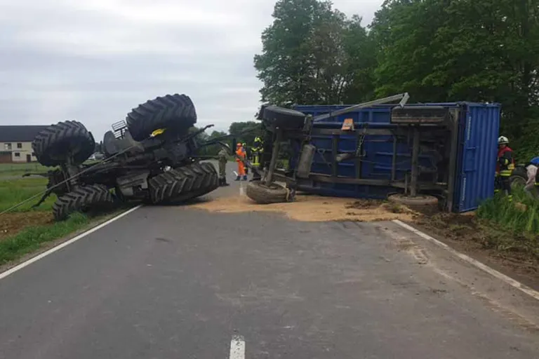 Schindau - Traktor mit Anhänger umgekippt - Strasse gesperrt