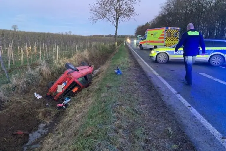 Horneburg - Glatteis am Morgen . Autofahrer in Horneburg leicht verletzt