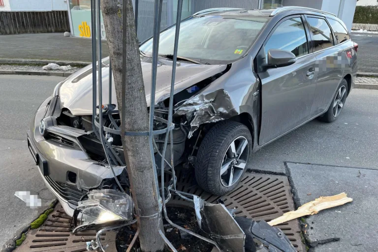 Buchs SG - Frontal in Baum gekracht