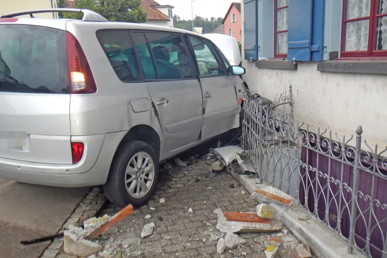 Scherzingen TG - 70-Jähriger kracht fahrunfähig gegen Hausmauer