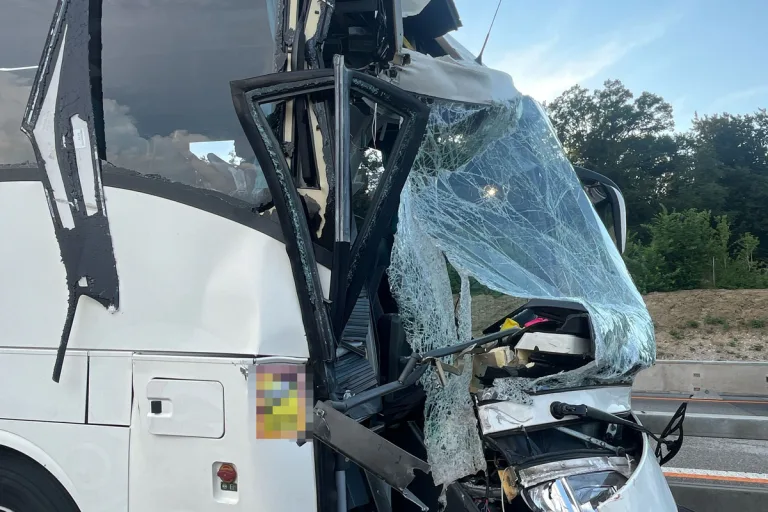 Deitingen SO – Mehrere Verletzte nach Auffahrkollision zwischen Bus und Lastwagen