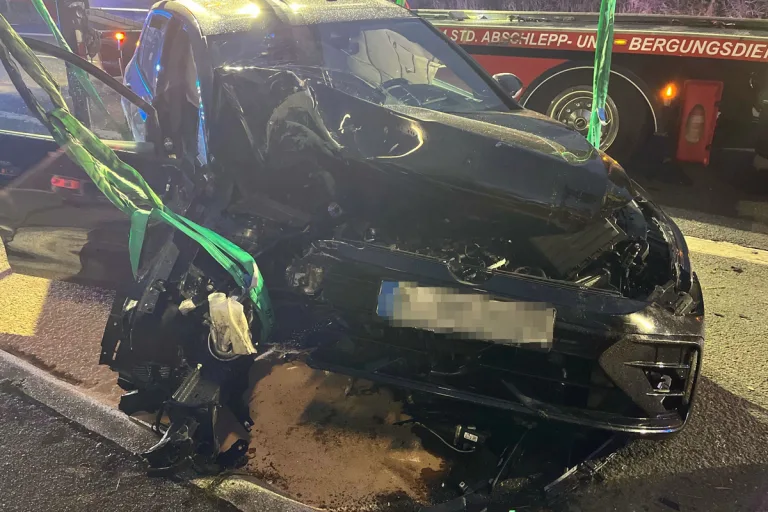 Overath NW – Verletzter Autofahrer nach Alleinunfall