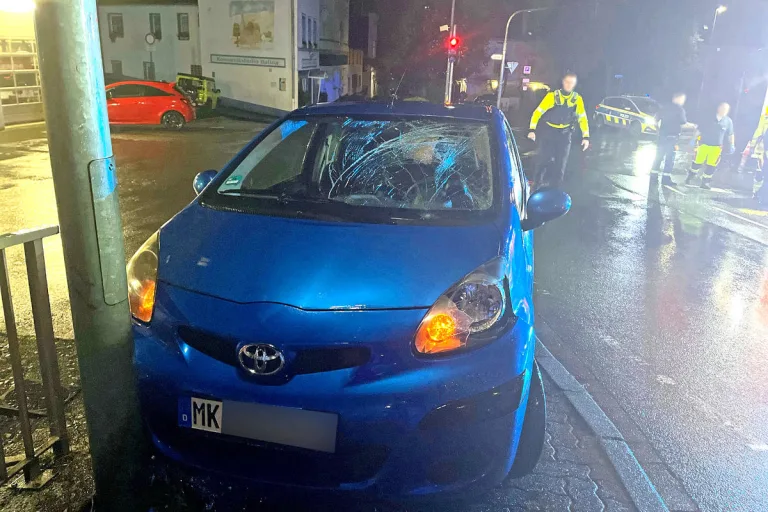 Werdohl - Zwei Fußgänger von Auto angefahren und schwer verletzt