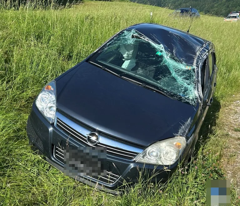 Bichelsee TG – Auto überschlägt sich bei Unfall mehrfach
