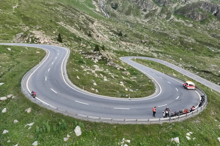 Julierpass GR - Zwei Motorradfahrer stürzen in Linkskurve