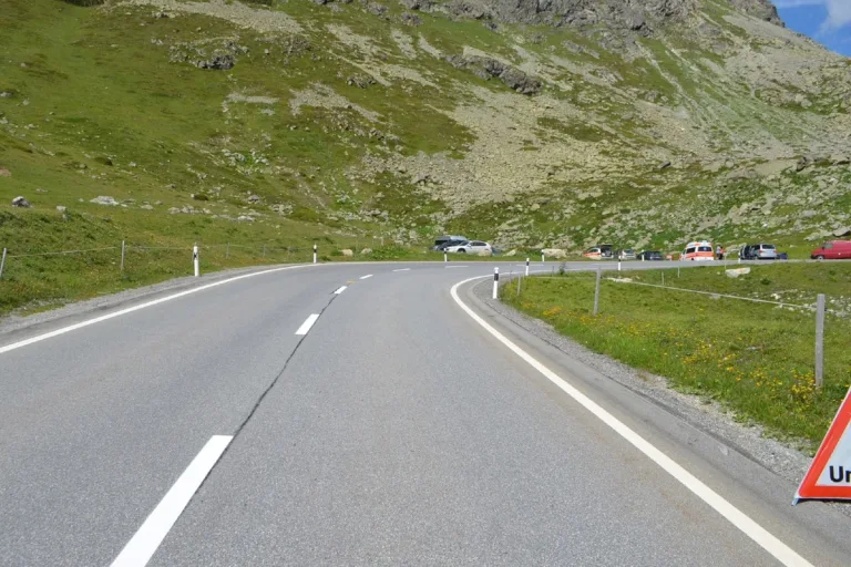 Bivio GR - 22-jähriger Motorradlenker kollidiert beim Überholen mit Auto