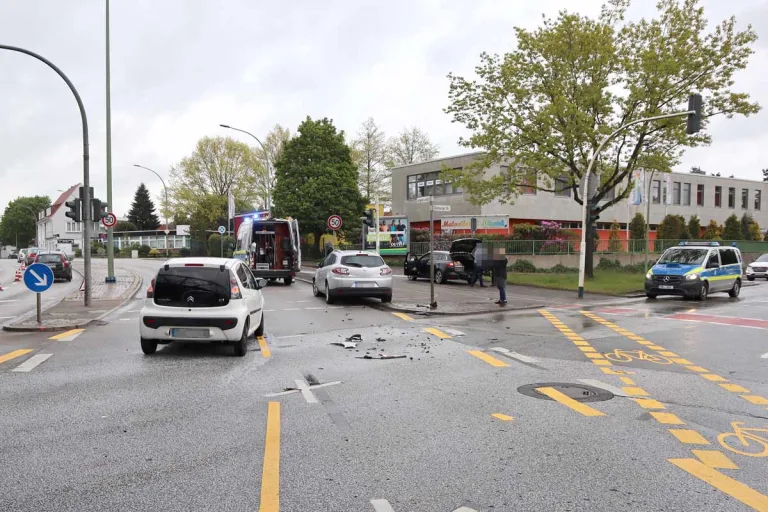 Bremerhaven - Zwei Autos nach Unfall nicht mehr fahrbereit