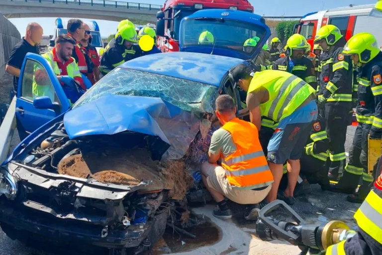 Sollenau – Schwerer Unfall zwischen Auto und Lastwagen auf B17