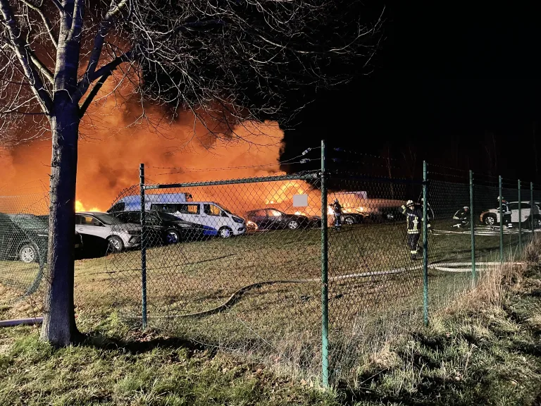 Mulmshorn – Feuer zerstört 21 Fahrzeuge