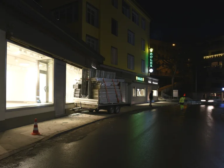 Davos Platz GR – Anhänger löst sich von Lieferwagen und kollidiert mit Hausfassade