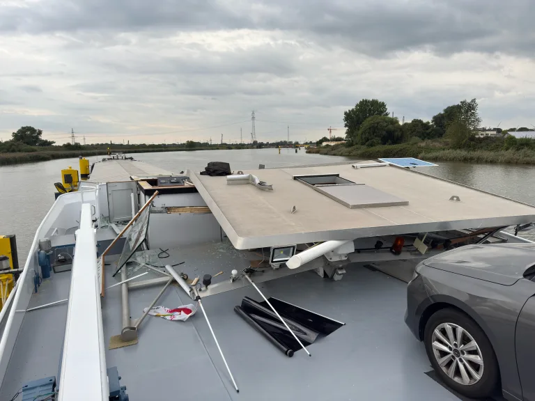 Elsfleth – Binnenschiff kollidiert mit Eisenbahnbrücke